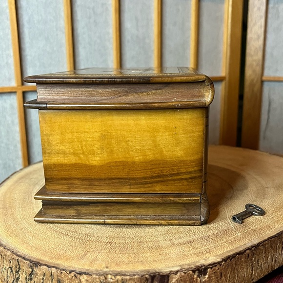 Antique Italian Sorrento wood inlay puzzle casket box with key 6.25" - Picture 3 of 10